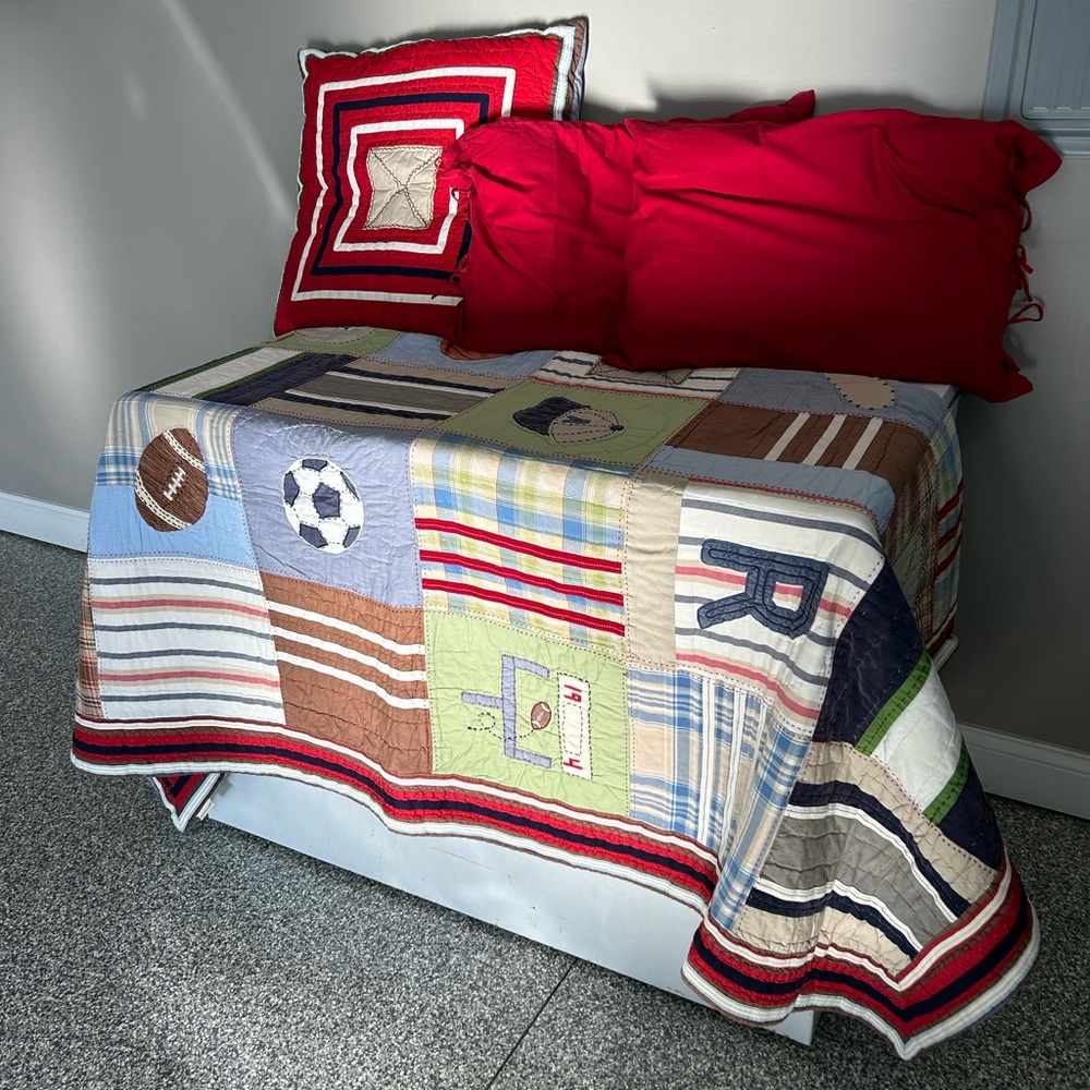 Pottery barn queen quilt and pillows